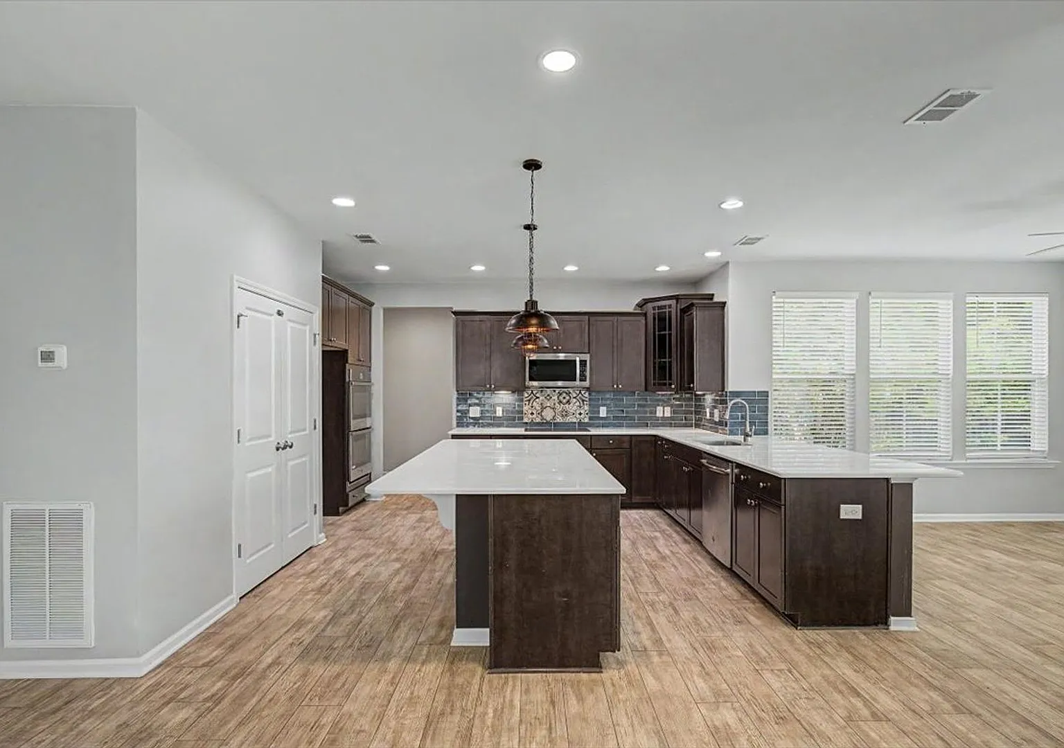 Spacious 4 Bed, 2.5 Bath in The Commons — Photo 3