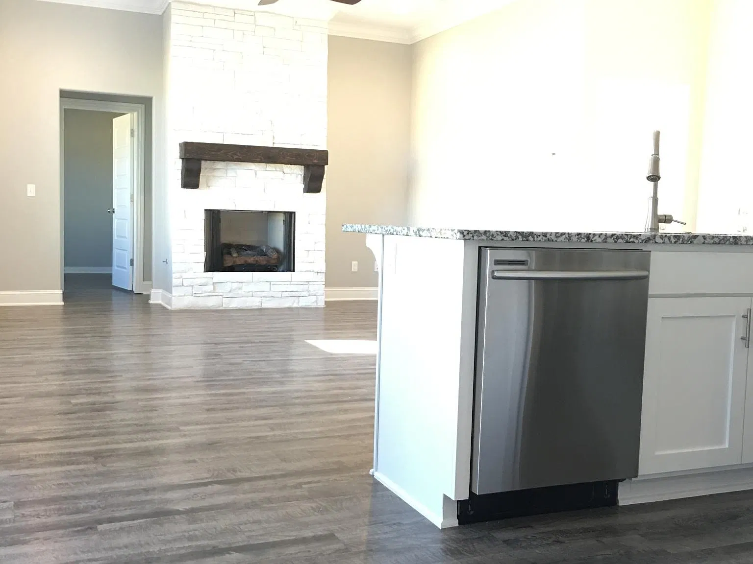 4 bed, 2200 sqft, $2,395 — Photo 3