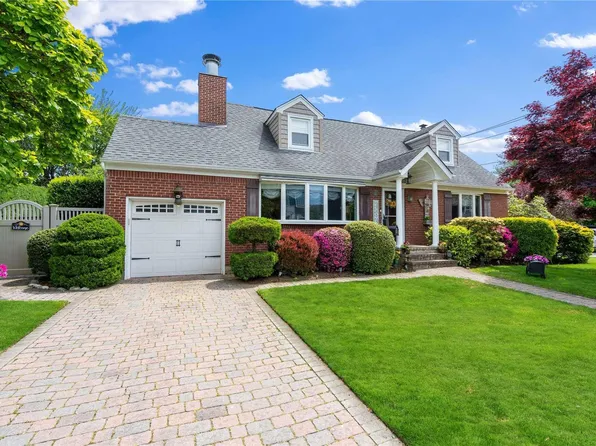 51 Pollok Place, Hicksville, NY 11801