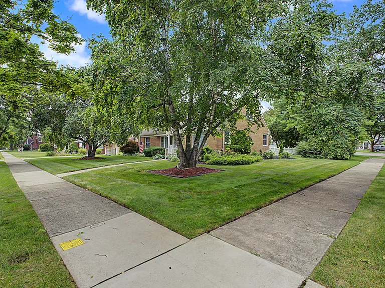 21236 Outer Dr — Photo 4