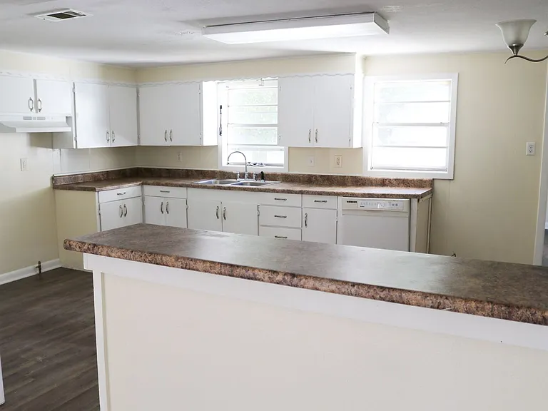 308 W Warriner Ave — Photo 5