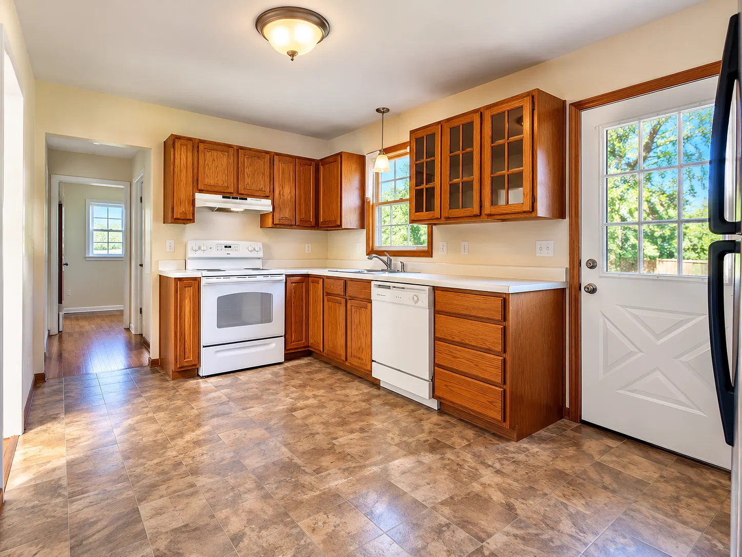 3 bed, 1.5 bath, 1224 sqft, $2,350 — Photo 3