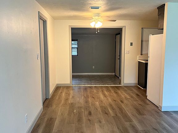 3rd image of 410 Woodside Dr