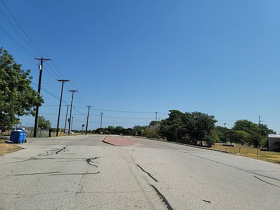 3rd image of 3321 Castle Dr