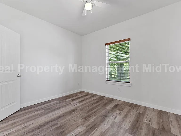 3331 Spring Ave — Photo 9