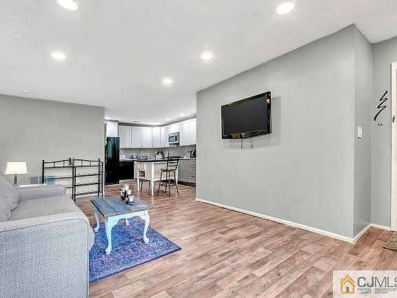 5th image of 41 Pennsylvania Way #1