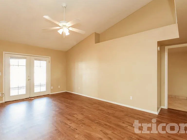 102 W Ivyglen St — Photo 3