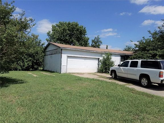 3rd image of 413 Ashley Ln