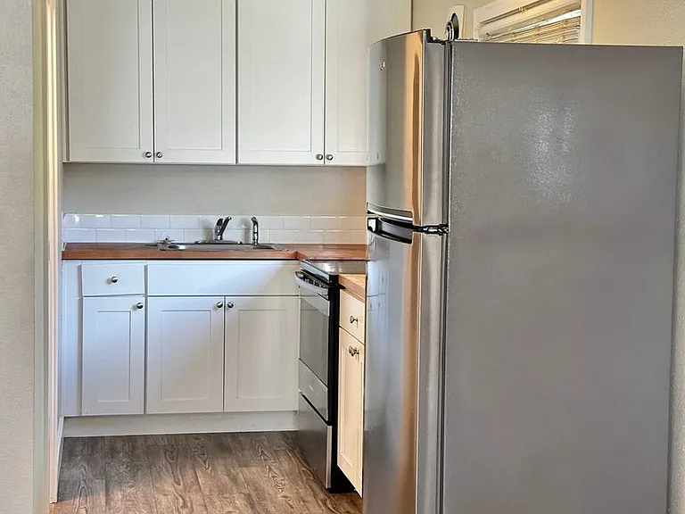 Hilltop Apartments — Photo 9