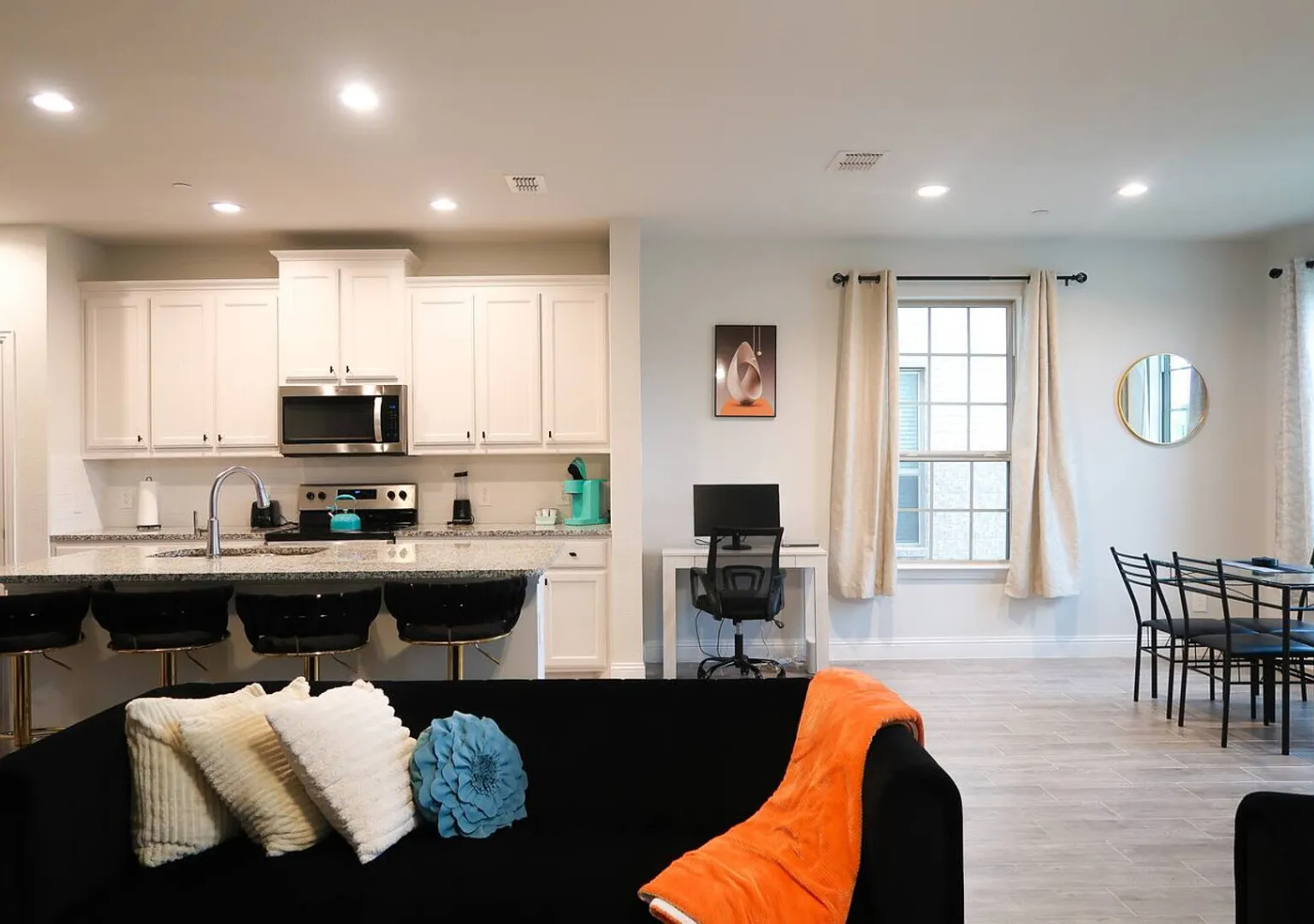 Stylish 3BR Townhome | Workspace | Near Fort Worth — Photo 1
