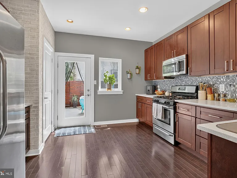 2441 Coral St — Photo 9