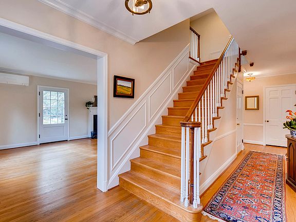 Foyer w/coat closet & 1/2BA