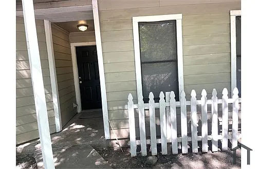 1902 W Loop #B Photo 1