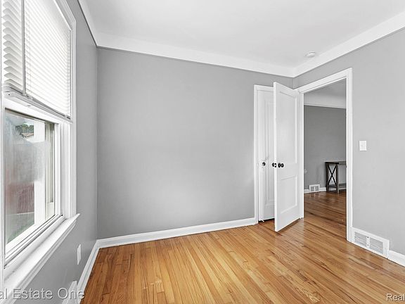 4th image of 14987 University St