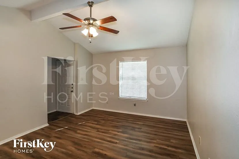 3 bed, 2.0 bath, 1236 sqft, $1,860 — Photo 2