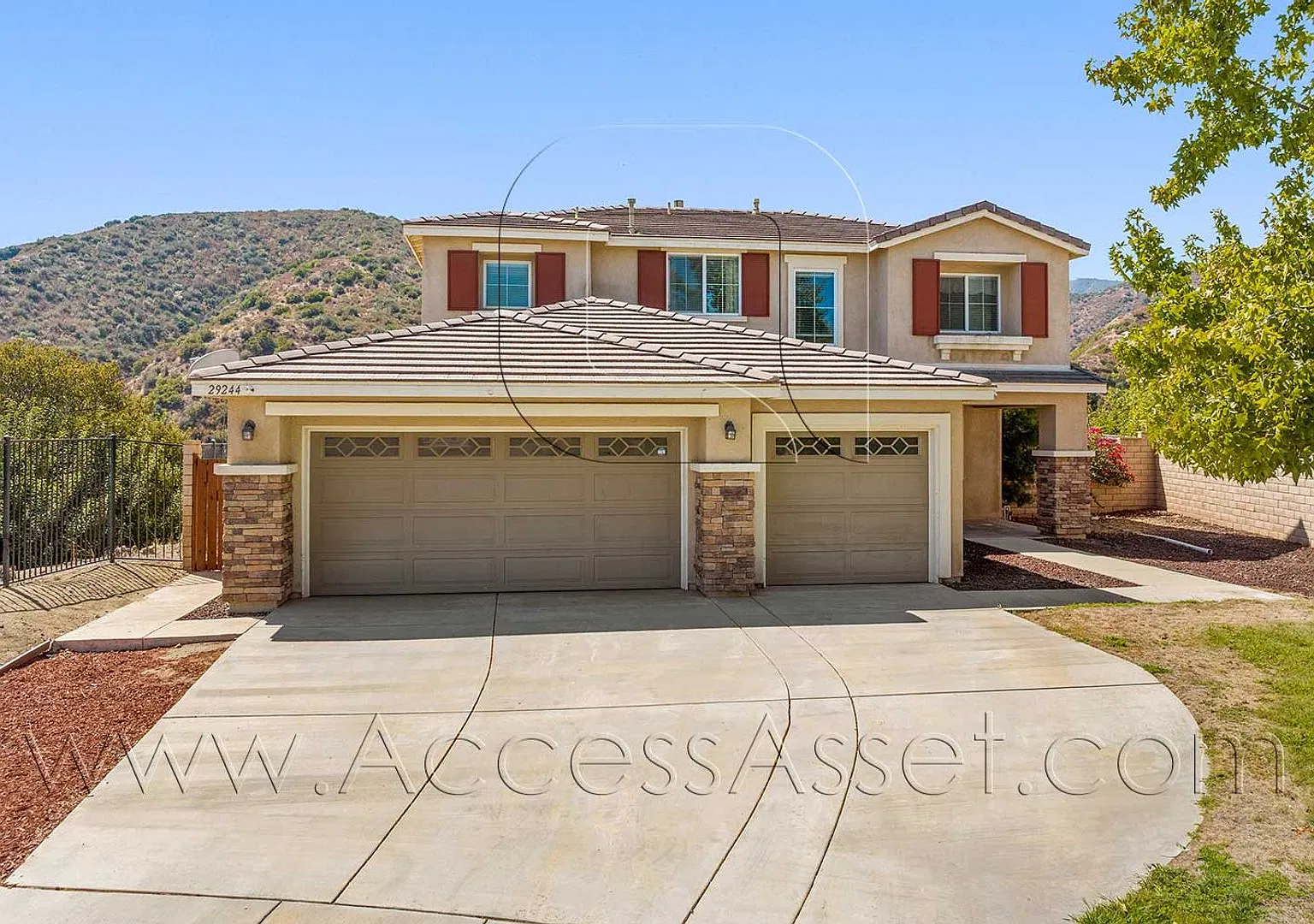 Spacious 4 Bed + Loft Home with 3-Car Garage in Lake Elsinore — Photo 1