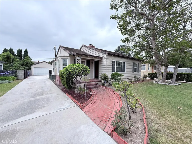 952 Balboa Dr — Photo 2
