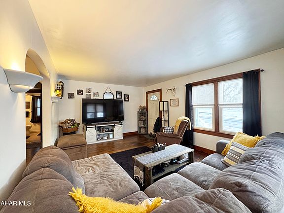5th image of 734 W 3rd St