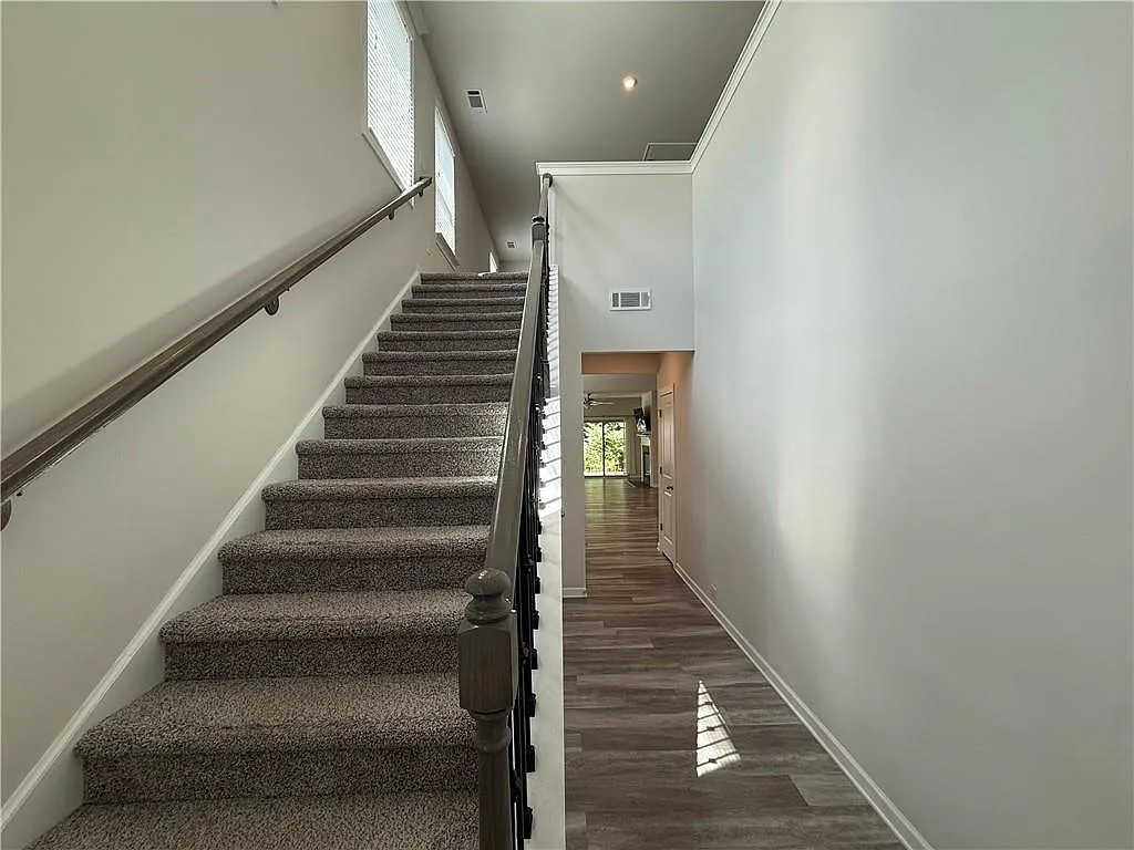 3 bed, 2.5 bath, 2304 sqft, $2,600 — Photo 2