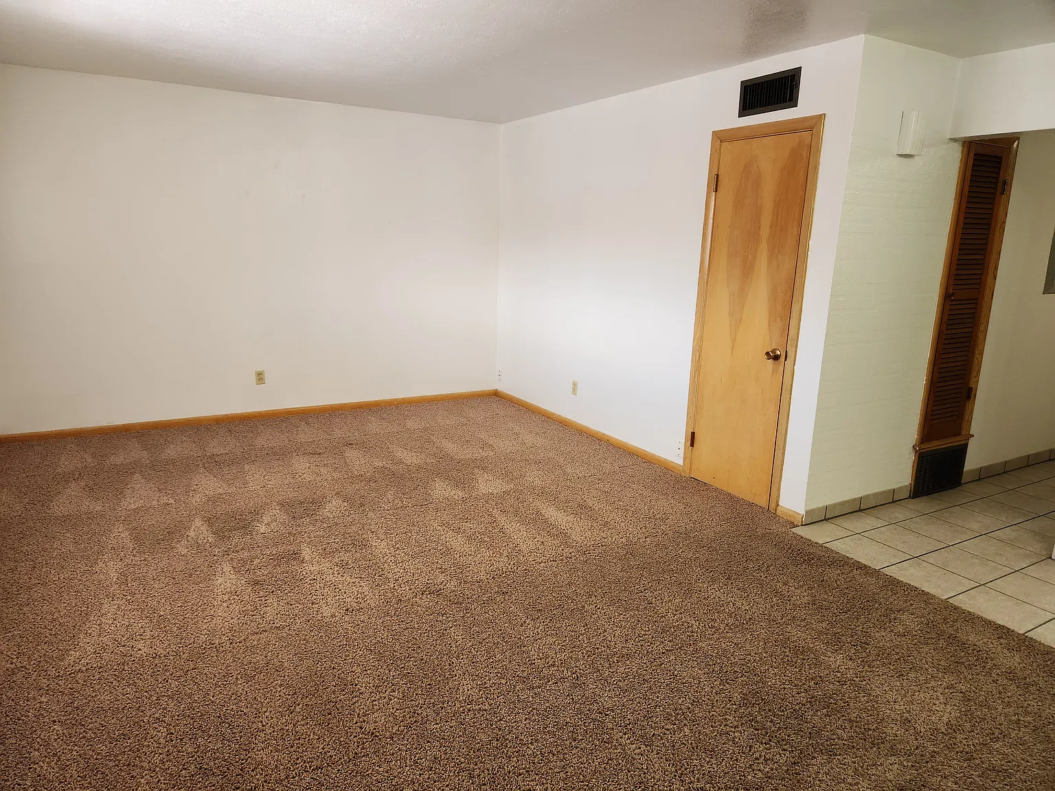 1 Bdr Apt in Morningside. 3312 Transit Ave — Photo 2