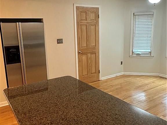 5th image of 303 Lakefront Blvd
