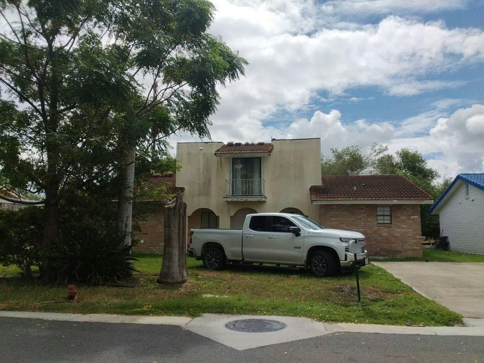 1st image of 904 Balboa Rd