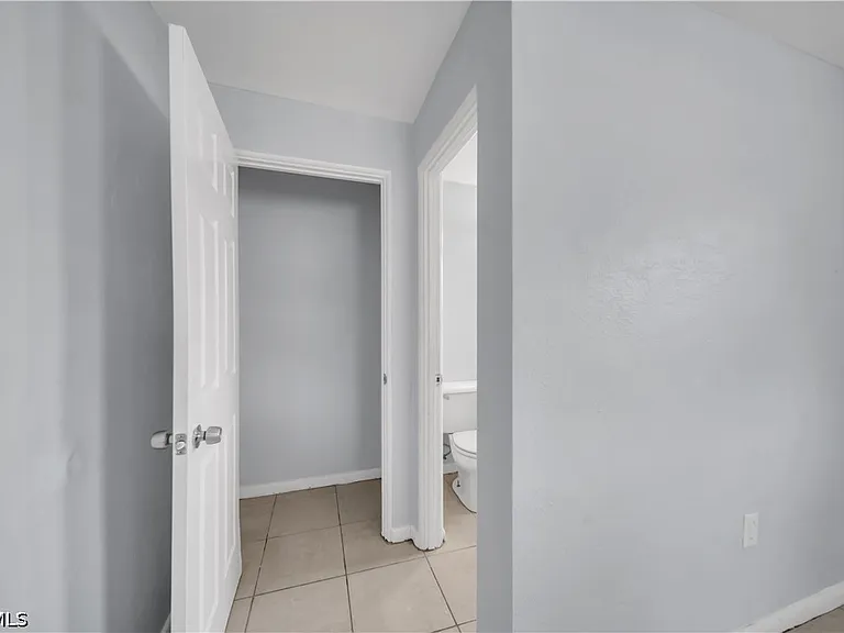 1527 Gardenia Ave — Photo 26