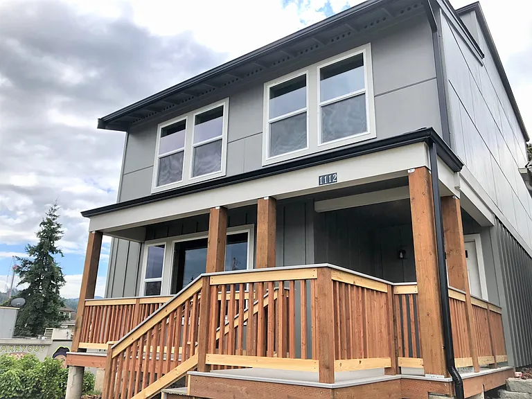 1112 E Maple St — Photo 3