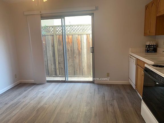 3rd image of 895 Burbank Dr APT 3