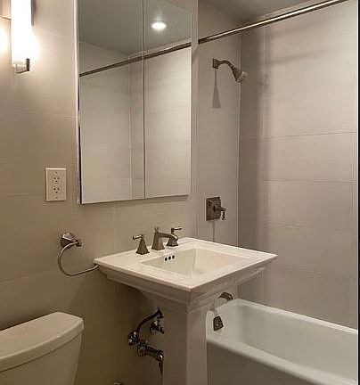 4th image of 77 W 55th St APT 12G