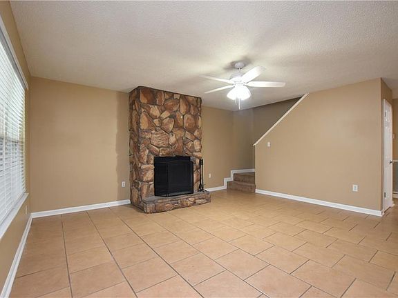 3rd image of 345 Mapleleaf Cir