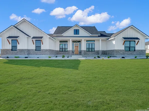 162 Estates Dr, La Vernia, TX 78121