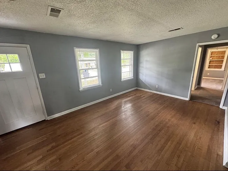 3285 Ashland St — Photo 3