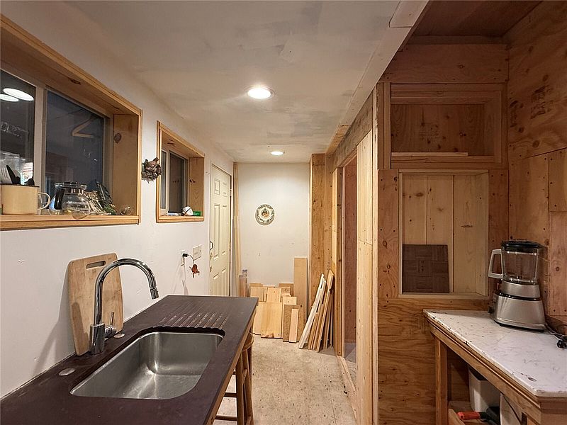 5th image of 2735 Fox Street