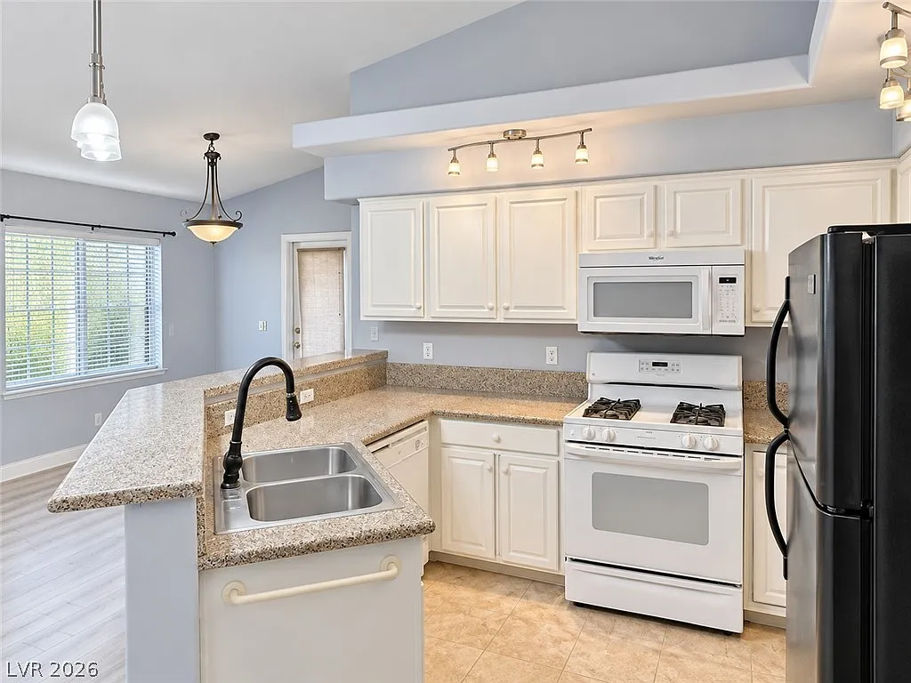 2 bed, 2.0 bath, 1149 sqft, $1,600 — Photo 2
