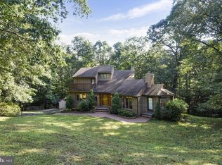 10704 Meadowood Dr, Vienna, VA 22181