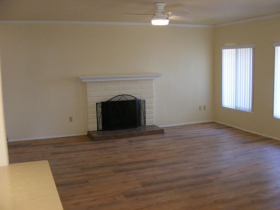No popcorn ceilings! Crown moldings. 