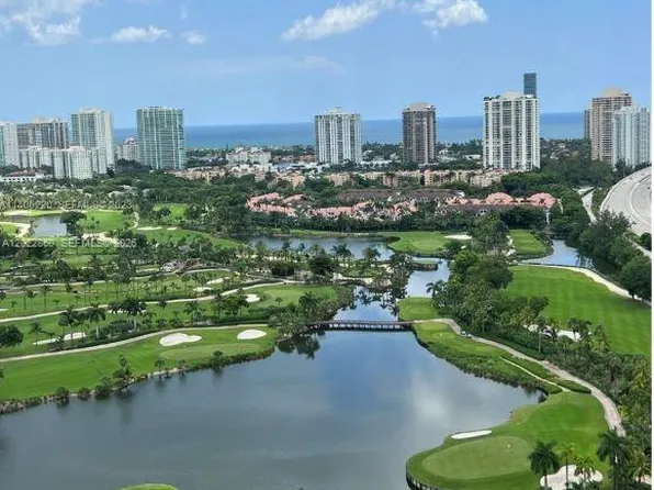 19501 W Country Club Dr, Miami, FL
