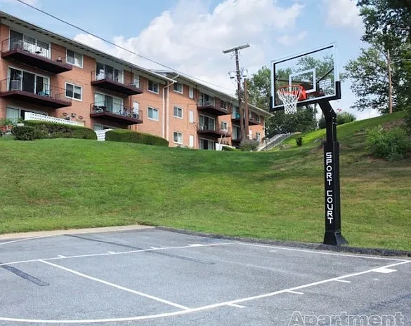 Round Hill Apartments of Chevy Chase — Photo 27
