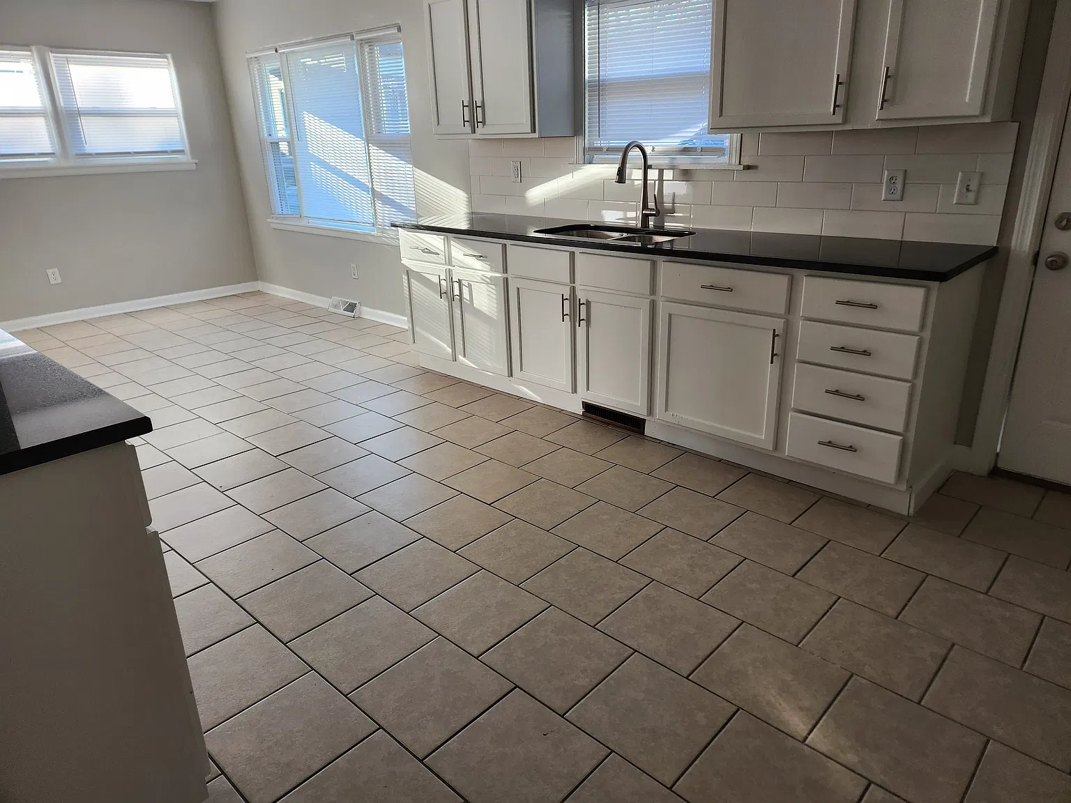 4643 Carolina St — Photo 4