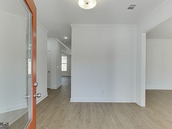 4th image of 997 Lakeview