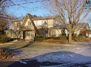 6483 Atkins Dr, Troy, MI 48085