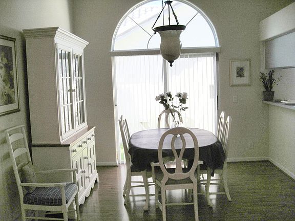 FORMAL DINING ROOM W/LAMINATE FLOORING