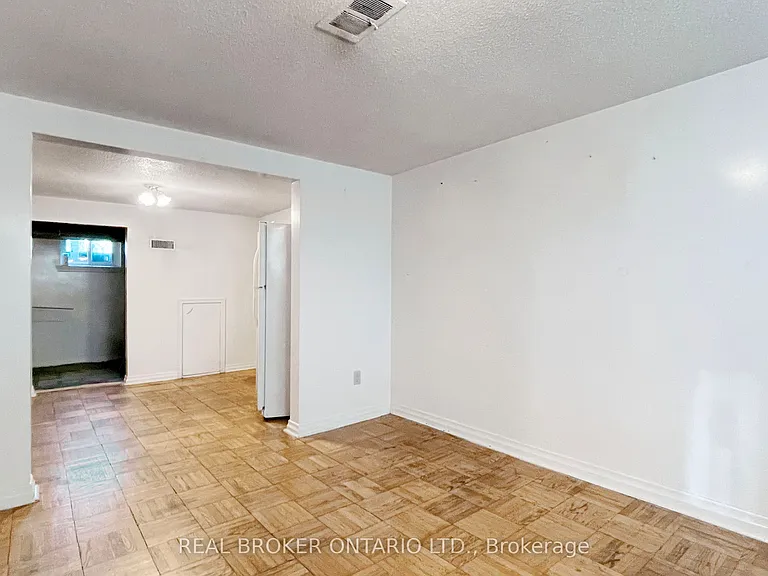 3241 Dufferin St — Photo 31