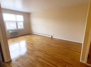 21-34 43rd St #3FF, Astoria, NY 11105