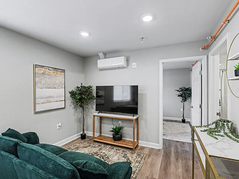 Mayfair Apartments — Photo 5