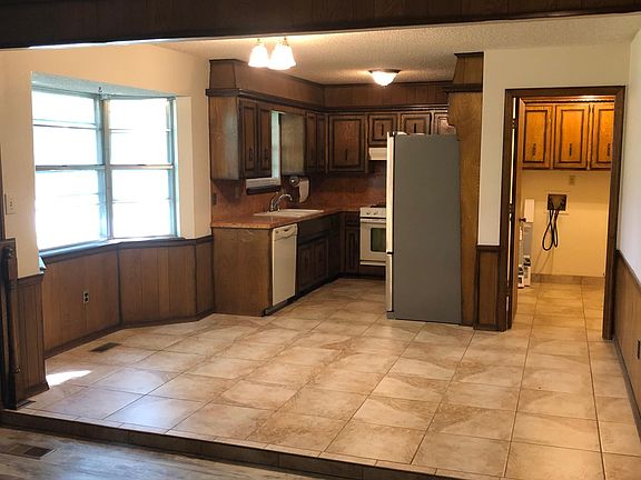 5th image of 402 E 21st Ct