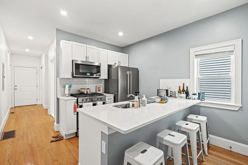 3 bed, 1100 sqft, $3,600 — Photo 1