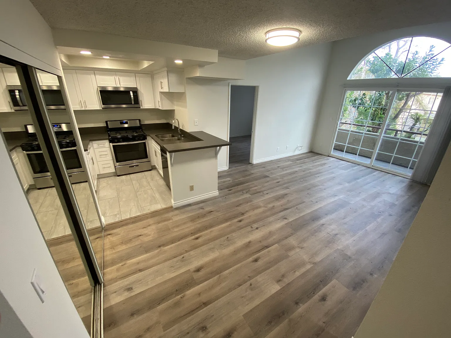 3 bed, 1100 sqft, $2,995 — Photo 4