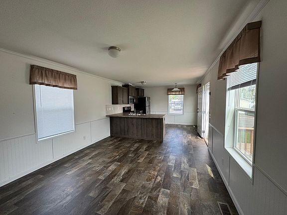 5th image of 8 Holt Dr
